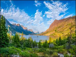 Jezioro Saint Mary Lake i rozświetlone góry w Parku Narodowym Glacier w Montanie