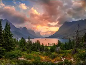 Chmury nad górami i jeziorem Saint Mary Lake w Parku Narodowym Glacier