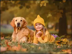 Czapka, Pies, Liście, Dziewczynka, Drzewo, Łąka, Golden retriever