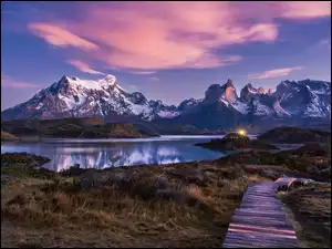 Chile, Ośnieżone, Patagonia, Chmury, Park Narodowy Torres del Paine, Jezioro, Roślinność, Góry, Kładka