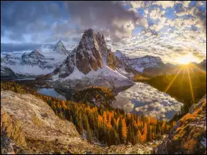 Jesień, Jeziora, Drzewa, Skały, Góry Skaliste, Chmury, Góry, Kanada, Śnieg, Mt Assiniboine, Zachód słońca