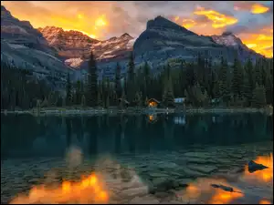 Canadian Rocky Mountains, Chmury, Zachód Słońca, Drzewa, Las, Alberta, Lake OHara, Park Narodowy Yoho, Jezioro, Niebo, Domy, Kanada, Góry, Odbicie