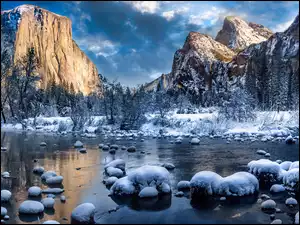 Śnieg na kamieniach w rzece Merced w Parku Narodowym Yosemite zimową porą