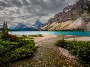 Drzewa, Park Narodowy Banff, Bow Lake, Chmury, Góry, Kamienie, Kanada, Jezioro