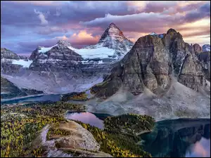 Jeziora i góra Mount Assiniboine w Kanadyjskich Górach Skalistych pod ciemnymi chmurami