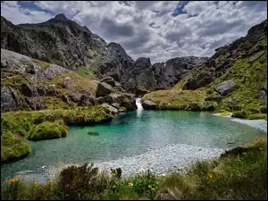 Chmury, Drzewa, Skały, Trawa, Dolina, Nowa Zelandia, Góry, Valley of Trolls, Jezioro, Kamienie