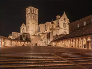 Kościół św. Franciszka w Asyżu nocą