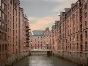 Budynki wzdłuż kanału w Hamburgu