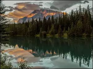 Kanada, Góra Mount Rundle, Alberta, Drzewa, Odbicie, Jezioro, Two Jack Lake, Góry, Park Narodowy Banff