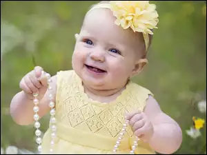 Dziewczynka w żółtej sukience i perłach