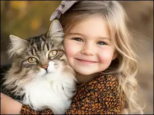 Dziewczynka przytulona do kota