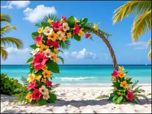 Palmy obok łuku ozdobionego kwiatami hibiskusa i liśćmi na morskiej plaży