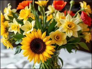 Słonecznik ozdobny, Narcyzy żonkile, Stół, Kwiaty, Wazon, Bukiet, Maki