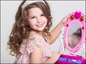 Dziewczynka trzymająca lustro