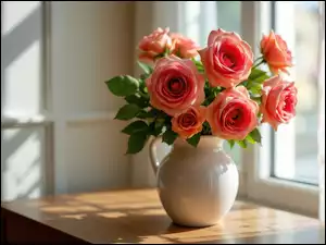 Bukiet róż w białym dzbanku na stole przy oknie