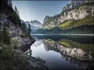Odbicie gór Dachstein Salzkammergut w jeziorze Gosausee