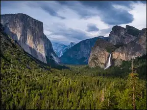Yosemite, Góry, Bridalveil Fall, Stan Kalifornia, Drzewa, Park Narodowy, Stany Zjednoczone, Wodospad