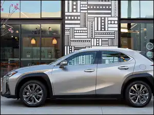 Srebrny Lexus UX200 F+Sport