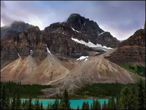 Zaśnieżone góry w Parku Narodowym Banff w Kanadzie