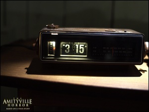 stolik, The Amityville Horror, budzik, radio, godzina