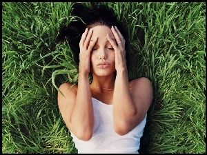 trawa, Angelina Jolie, biały top