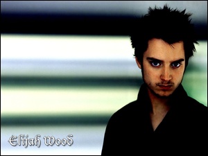 niebieskie oczy, Elijah Wood, ciemny strój