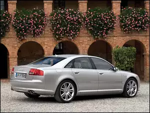 Metalik, Audi S8, Srebrny