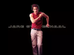 Jake Gyllenhaal, czerwona koszulka