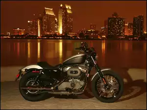 Noc, Harley-Davidson Sportster 1200N, Miasto