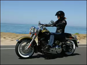 Harley Davidson Softail Fat Boy, Motocyklistka