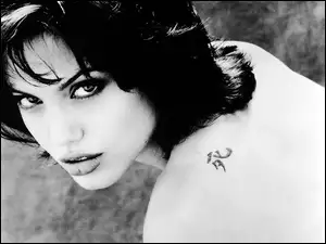 tatuaż, Angelina Jolie, krótkie włosy