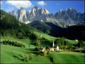 Drzewa, Dolomity, Lasy, Masyw Odle, Kościół, Dolina Val di Funes, Wieś Santa Maddalena, Włochy, Góry