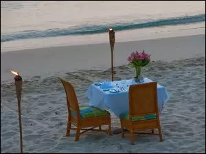 Krzesła, Plaża, Pochodnie, Piasek, Stół
