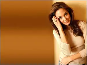 Angelina Jolie, beżowy sweterek