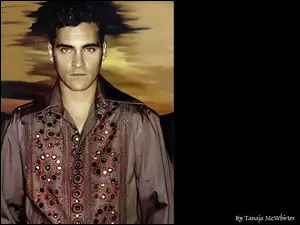 Joaquin Phoenix, kolorowa koszula