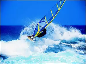 Windsurfing, żółto niebieski żagiel