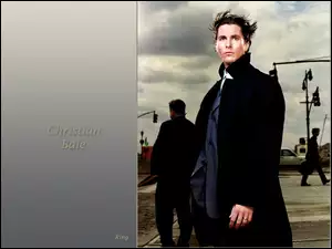 Christian Bale, czarny płaszcz