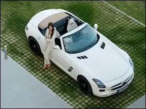 Mercedes-Benz SLS Roadster, Kobieta
