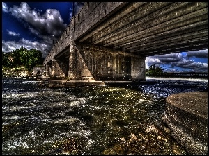 Most, Chmury, Rzeka