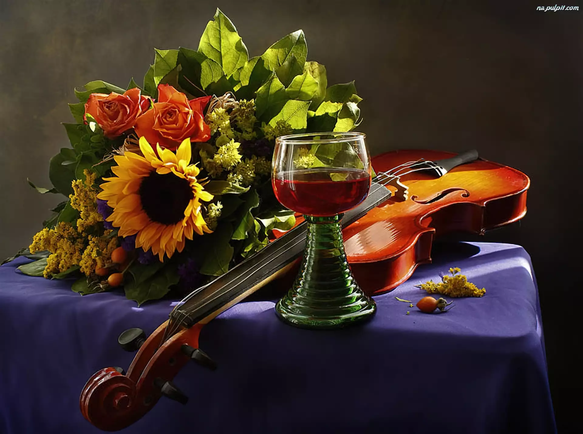 Красивый вечер музыкальный. Натюрморт с музыкальными инструментами. Музыкальные инструменты и цветы. Натюрморт со скрипкой. Красивая вечерняя композиция.
