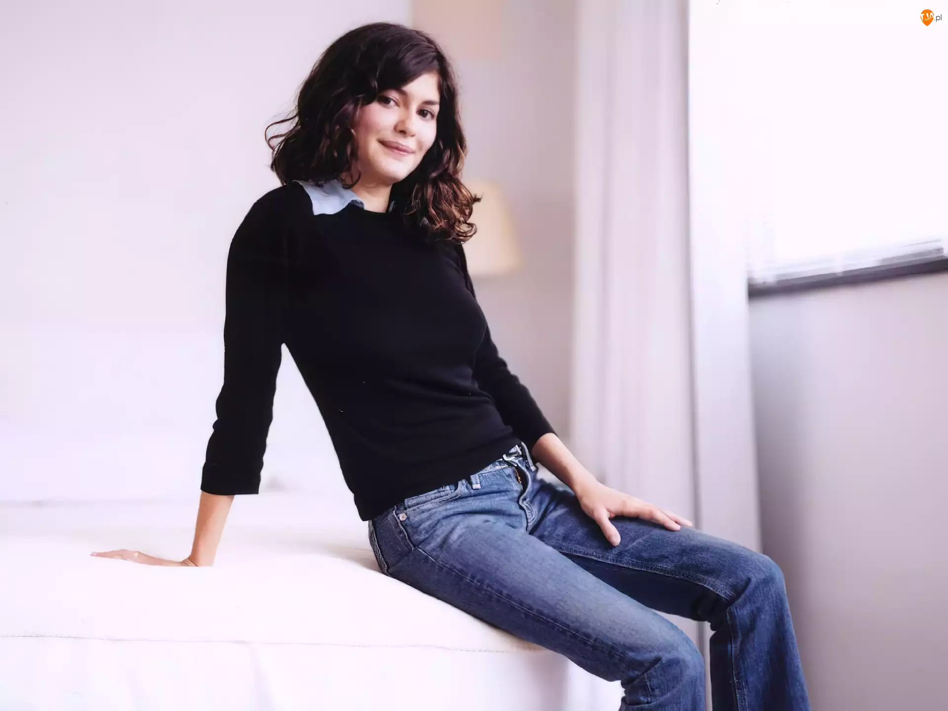 jeansy, Audrey Tautou, czarna bluzka