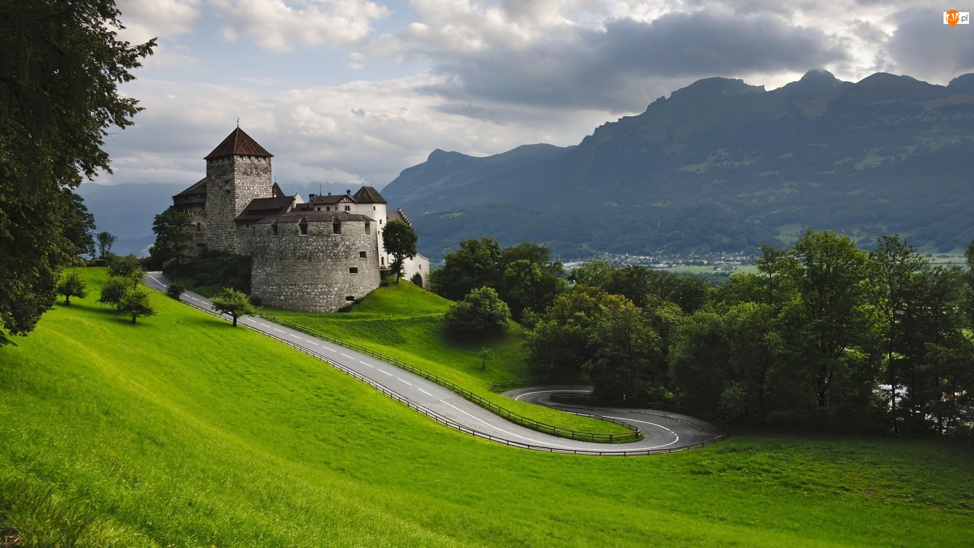 Liechtenstein, Droga, Zamek, Drzewa, Vaduz, Góry