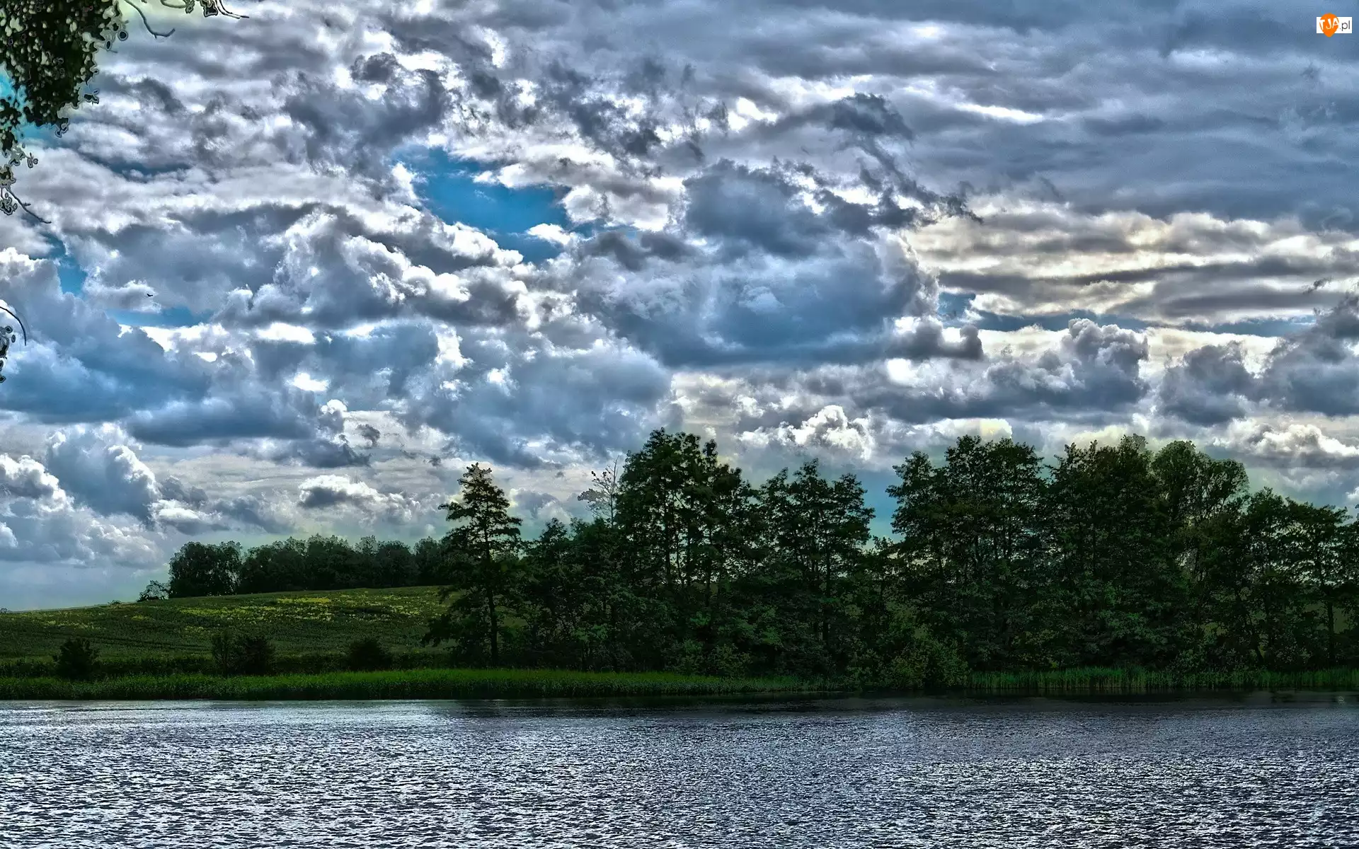 Облака в реке поющие