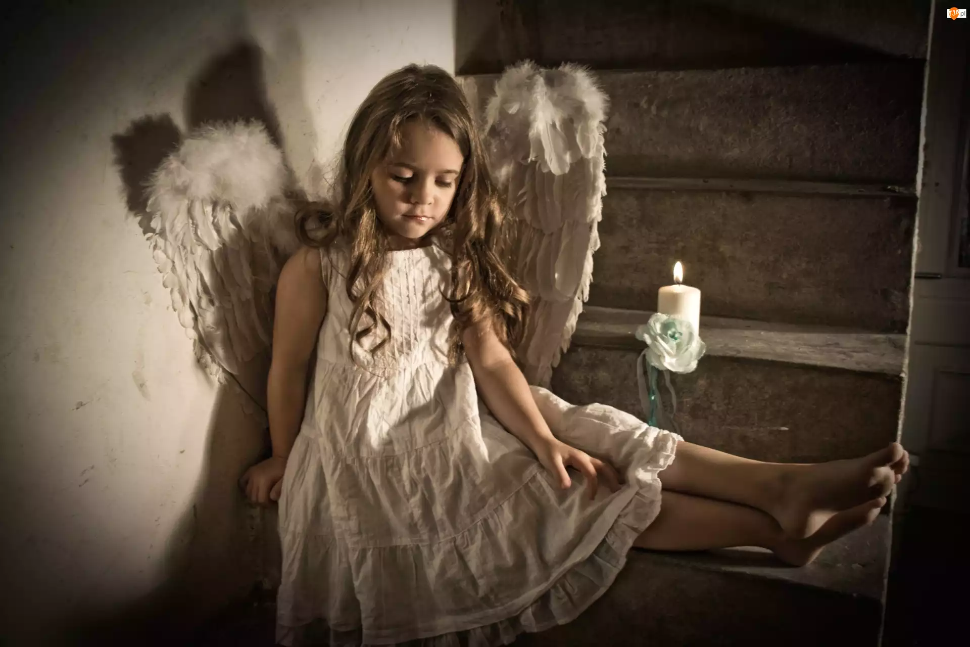 Teen girls angels models. Девочка с крыльями ангела. Девушка - ангел. Фотосессия с крыльями ангела. Маленький ангел.
