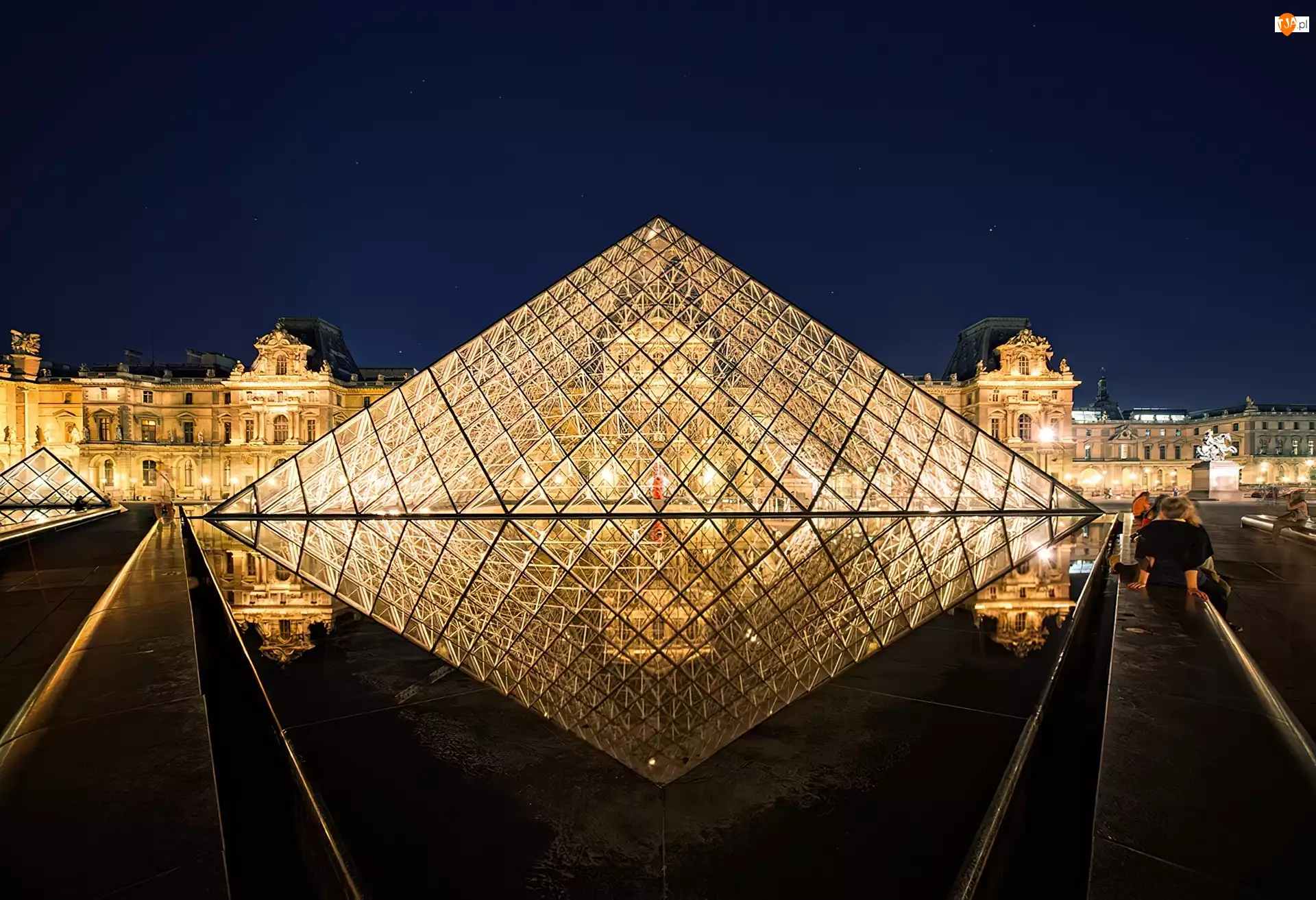 Piramida, Luwr, Paryż, Centrum