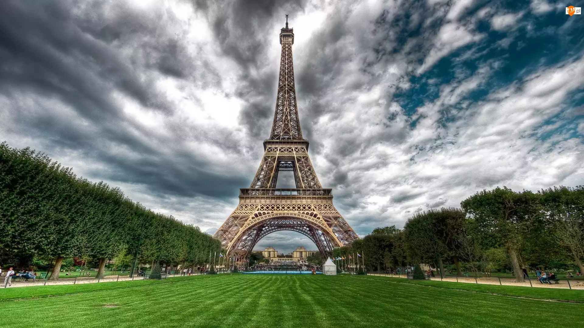 Francja, Wieża Eiffla, Chmury, Paryż