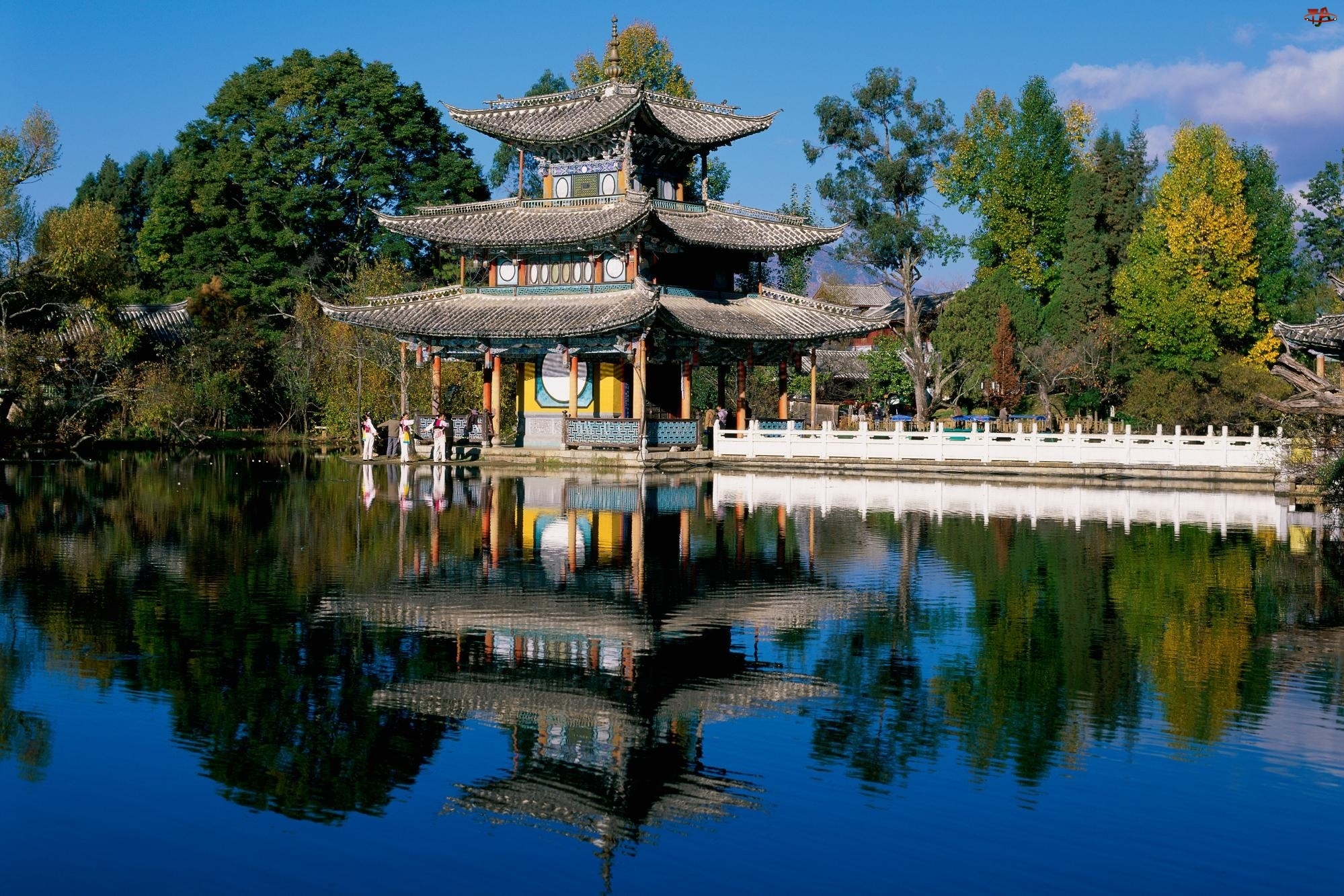 Odbicie, Pagoda, Jezioro