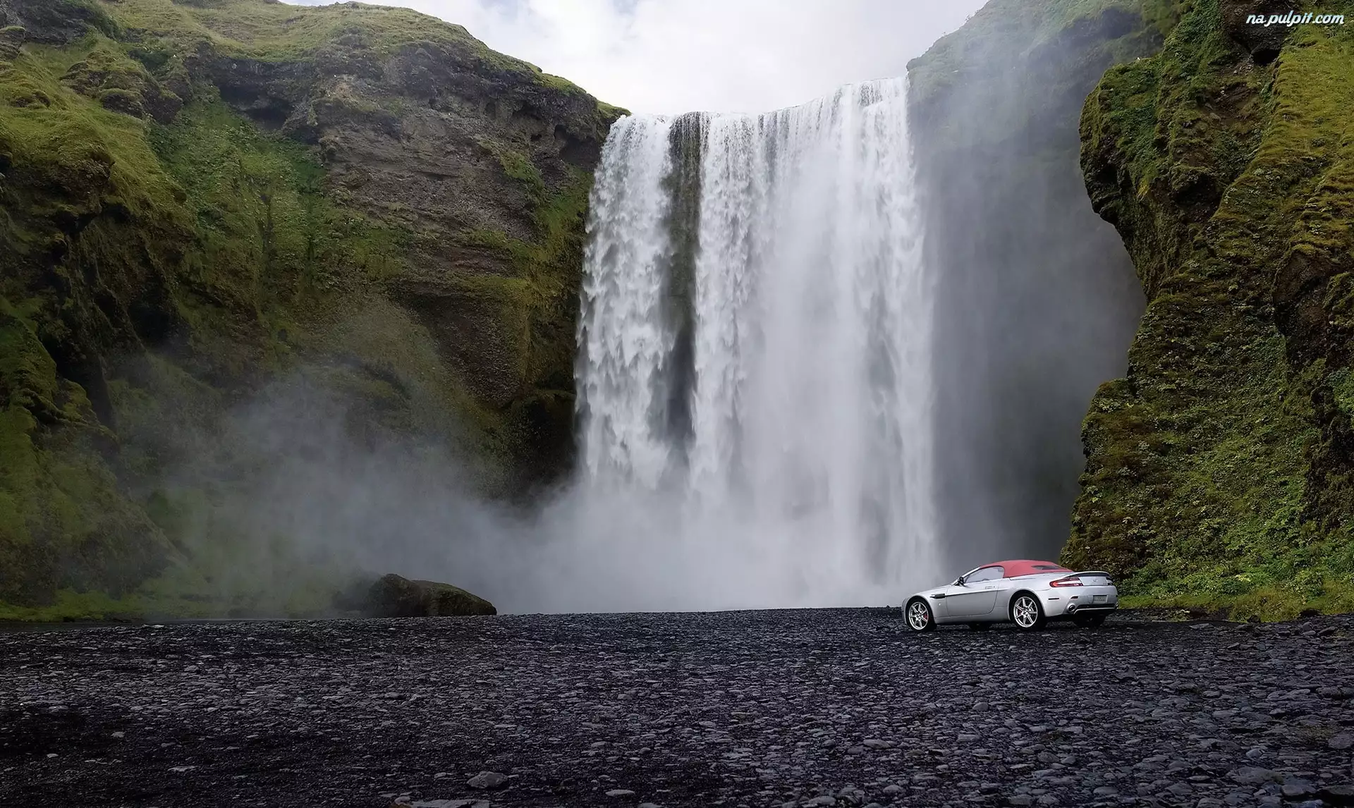 Aston Martin, Wodospad, Samochód