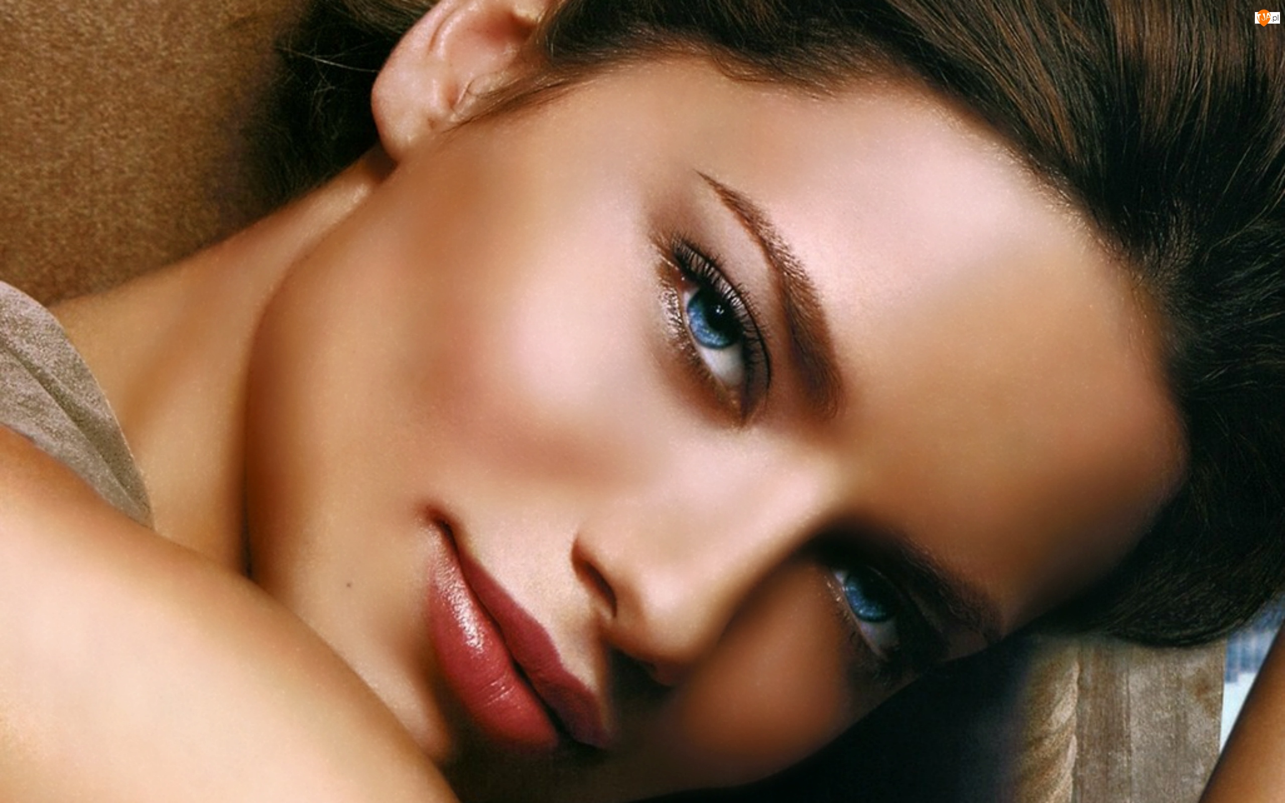 Oczy, Adriana Lima, Niebieskie