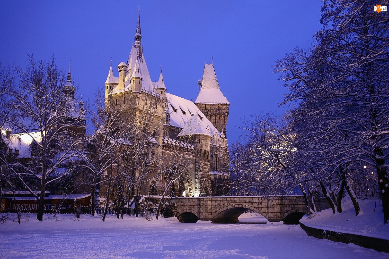 Zamek Vajdahunyad, Mostek, Budapeszt, Węgry, Zima